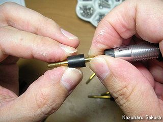 Axial(アキシャル)・SCX10・ジープ ラングラー G6 製作記 ～ オイルダンパーの組み立て ～ 樹脂パーツの挿入